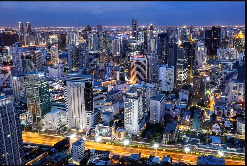 The government plans to launch a 500 billion baht handout scheme in the fourth quarter to support the economy. (Photo: reuters.com) 