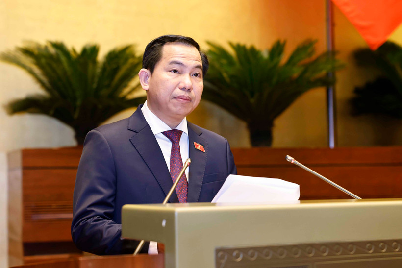 Chairman of the NA’s Finance-Budget Committee Le Quang Manh briefs the NA on the adjustments that NA Standing Committee has made to the draft resolutions. (Photo: VNA)