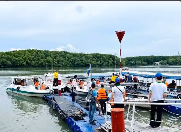 Vietnam makes waves with improved waterway tourism. (Photo: VNA)