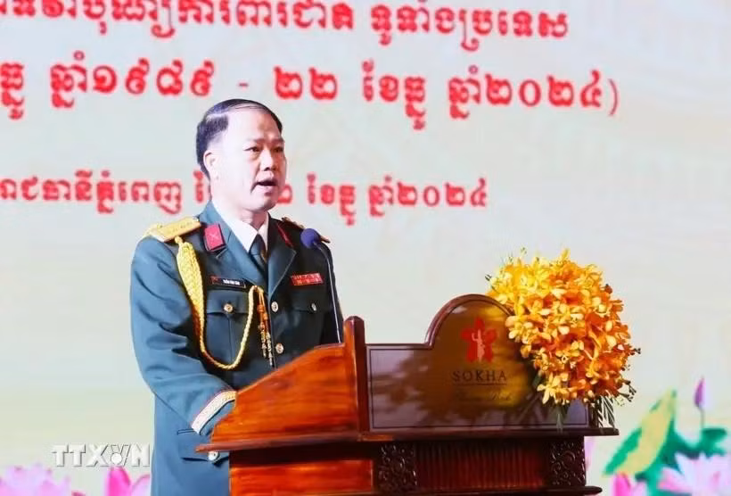 Vietnamese defence attaché Colonel Tran Van Tam speaks at the celebration in Cambodia on December 12. (Photo: VNA)