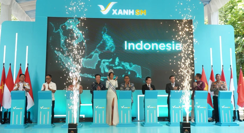 Vietnamese company launches electric taxi service in Indonesia ...