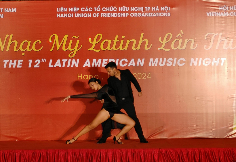 Latin dances excite audiences at the event (Photo: VNA)
