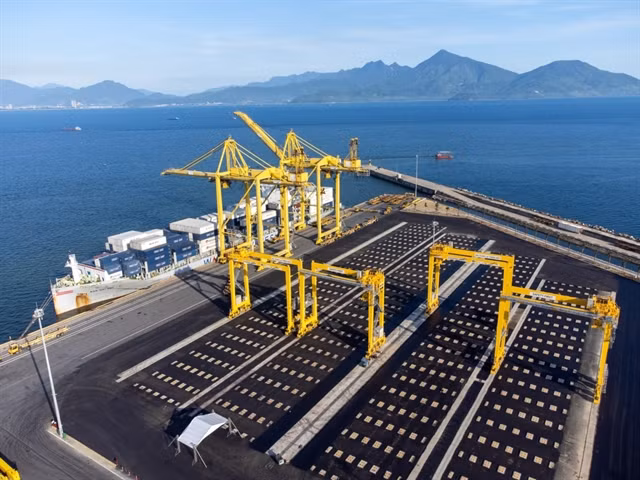 A new container yard debuts at Tiên Sa Port in Đà Nẵng City. The 37,000sq.m yard is designed to handle 110,000 TEUs. (Photo courtesy of Da Nang Port Company) 