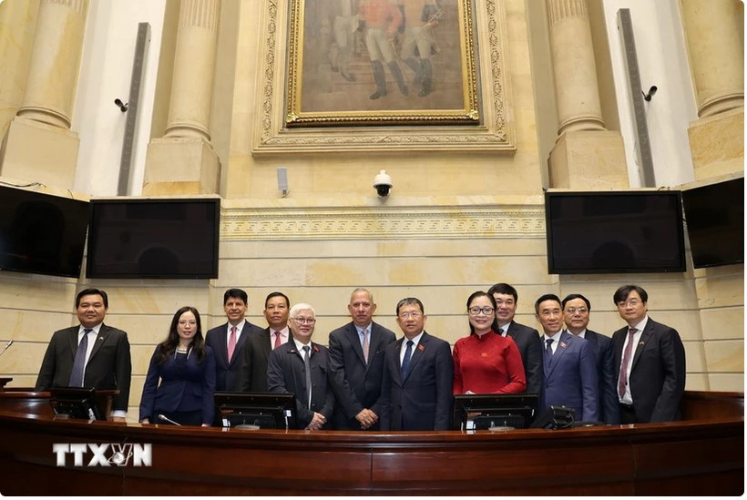 The Vietnamese delegation and First Vice President of the Colombian Senate Jhon Jairo Roldán Avendaño, Bogota, Mexico (Photo: VNA)