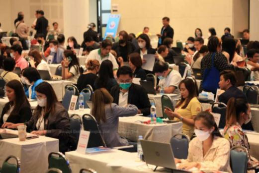 People seek consultations about how to settle their debts at an event jointly organised by the Justice Ministry and 23 financial institutes at Suan Dusit University (Photo: Bangkok Post) . All rights reserved.