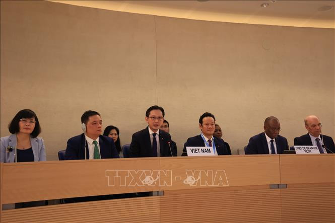 Deputy Foreign Minister Do Hung Viet (third from left) speaks at the UPR session adopting Vietnam national report (Photo broadcast by VNA) 