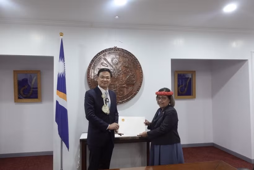 Ambassador Pham Quang Hieu (left) presents his credentials to President of the Republic of the Marshall Islands Hilda Heine. (Photo: VNA)