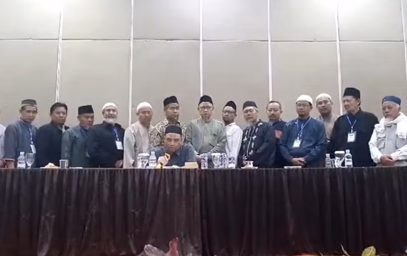 Jemaah Islamiyah's Indonesian senior leader Abu Rusdan (seated) with other members declaring on June 30 that the terror group has been dissolved. (Photo: Former JI member)
