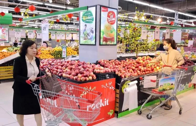 Consumers shop at a Winmart supermarket in Hanoi. (Photo: VNA)