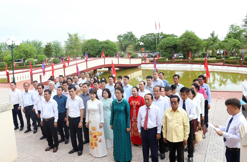 Vietnamese in Laos offer incense and flowers to President Ho Chi Minh. (Photo: VNA)