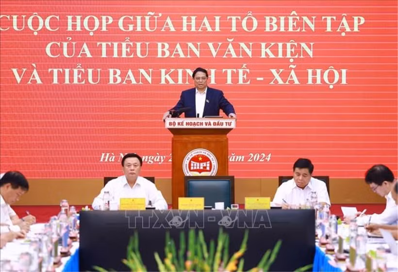 PM works with editorial teams of 14th National Party Congress’s subcommittees. (Photo: VNA)