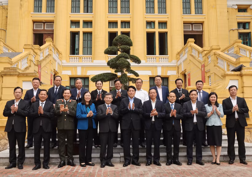 State President Luong Cuong (centre, front row) and the staff of the Supreme People's Court. (Photo: VNA)