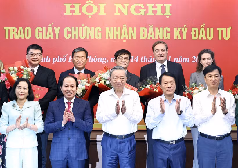 General Secretary of the Communist Party of Vietnam Central Committee To Lam (centre, front row) attends the ceremony on November 14 to hand over investment certificates to 12 major FDI projects in Hai Phong city. (Photo: VNA)