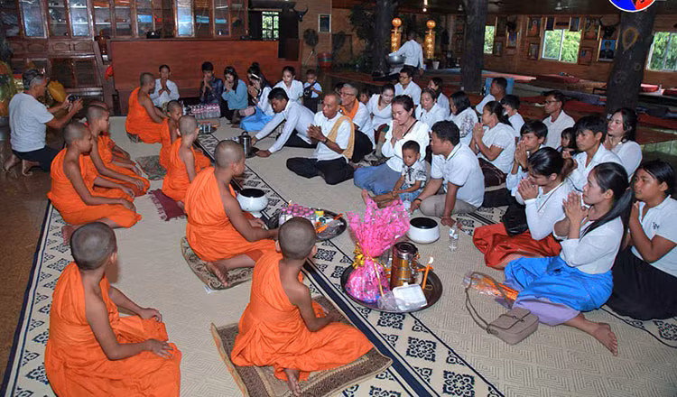 Cambodians celebrate Pchum Ben Festival (Photo: khmertimeskh.com)