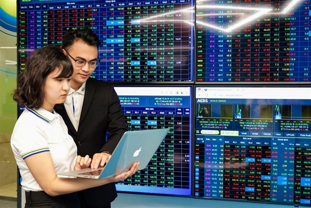 In recent years, stocks have emerged as a preferred investment channel for many individuals, including business owners with expertise in economics and finance, as well as young Gen Z investors. (Photo: VNA)