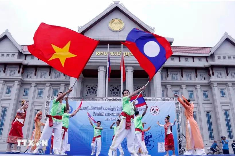 An art performance to celebrate the Laos - Vietnam Friendship Year (Photo: VNA)