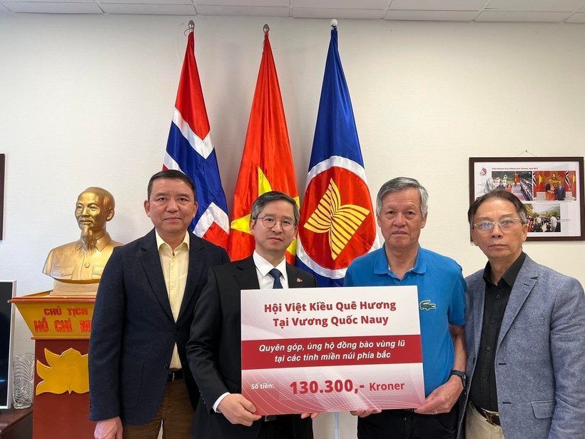 Vietnamese people in Norway have recently donated nearly 12,000 USD in support of the homeland's disaster relief efforts. (Photo: VNA)