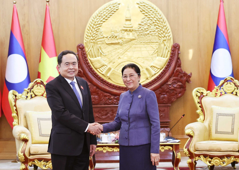 Chairman of the Vietnamese National Assembly Tran Thanh Man (L) and Vice President and former Chairwoman of the Lao NA Pany Yathotou at their meeting in Vientiane on October 17. (Photo: VNA)