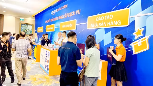 Many Vietnamese businesses are struggling to operate on Amazon mainly due to the platform's high operating and services expenses. (Photo: VNA)