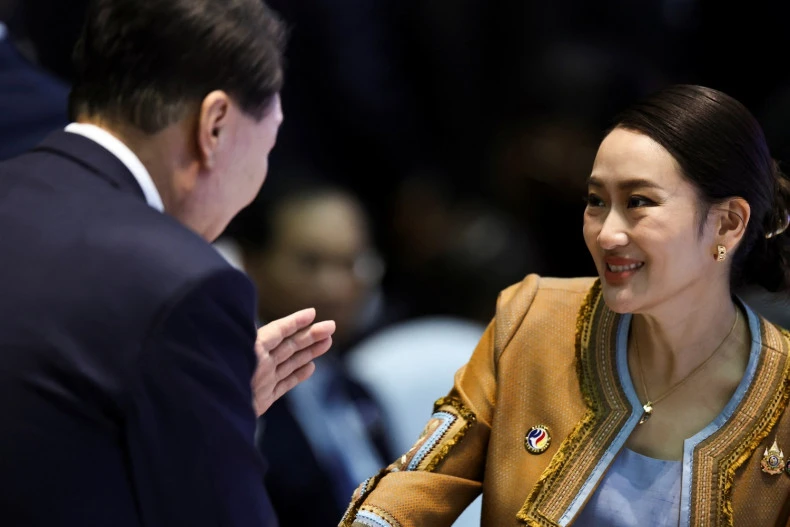 Korean President Yoon Suk Yeol greets Thai Prime Minister Paetongtarn Shinawatra at the start of their talks at the National Convention Centre in Vientiane on October 10. (Photo: bangkokpost.com) 