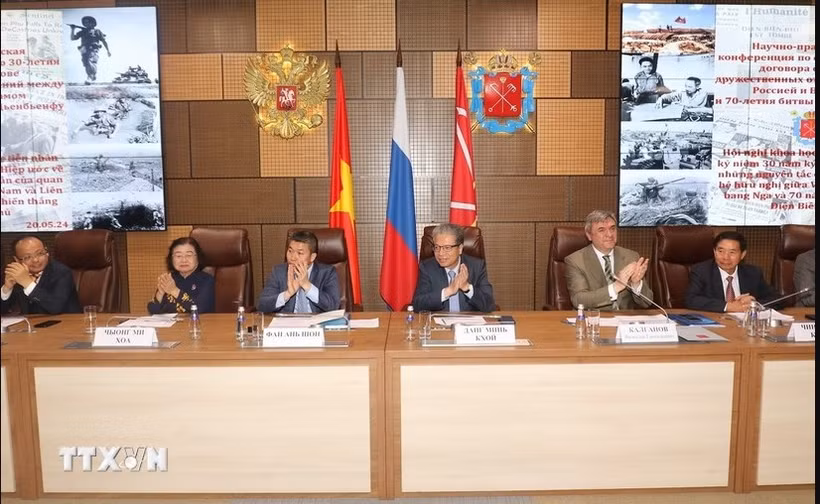 Delegates at the symposium to mark the 30th anniversary of the signing of the Treaty on Principles of Friendly Relations between Vietnam and Russia, and the 70th anniversary of Vietnam's Dien Bien Phu Victory (May 7, 1954). (Photo: VNA)