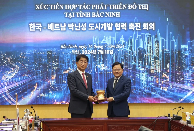 Secretary of the provincial Party Committee Nguyen Anh Tuan (R) and visiting RoK Minister of Land, Infrastructure and Transport Park Sang Woo (Photo: VNA)