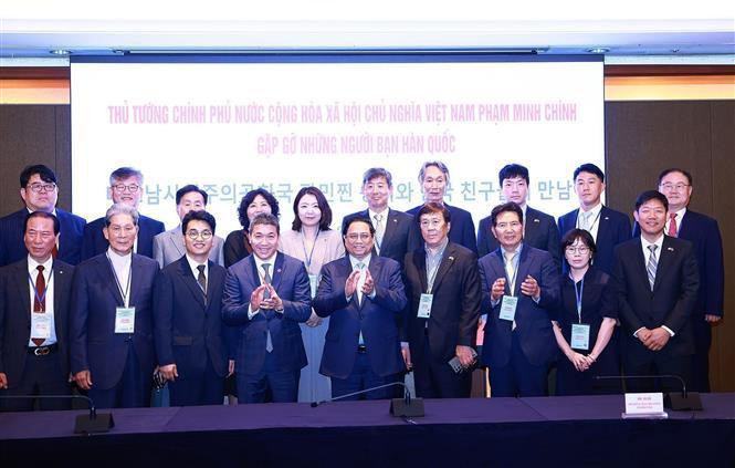 PM Pham Minh Chinh has a meeting with Korean friends with significant contributions to the bilateral relations. (Photo: VNA)