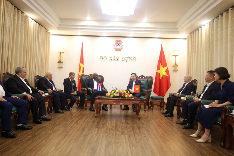 Minister of Construction Nguyen Thanh Nghi and Algeria's Minister of War Veterans and Rights Holders Laid Rebigua, Hanoi, July 26 (Photo: VNA)