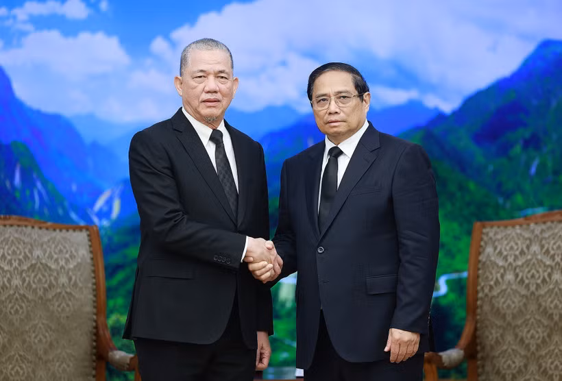 Prime Minister Pham Minh Chinh (R) and Malaysian Deputy Prime Minister Fadillah Yusof (Photo: VNA)