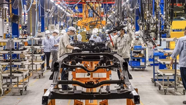 The MoF proposes that the registration fees for domestically produced and assembled cars from August 1 this year to January 31 next year are equal to 50% of the rate prescribed in Decree No 10, 2022 of the Government. (Photo: taichinhdoanhnghiep.net.vn)