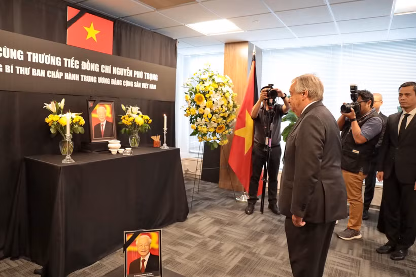 UN Secretary-General Antonio Guterres pays tribute to Party General Secretary Nguyen Phu Trong at the Permanent Mission of Vietnam to the UN in New York, the US. (Photo: VNA)