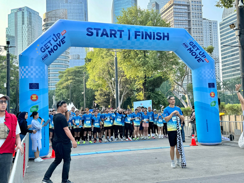 Around 500 people join in a five-kilometre run or walk and several “green action” events to kick off the week. (Photo: VNA)