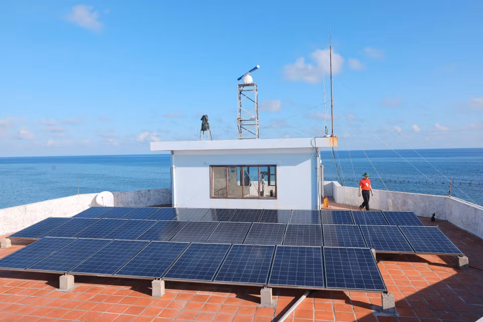 Solar power systems are installed on islands in Truong Sa district, meeting the lighting and electricity needs of both the military and civilians. (Photo: VNA)