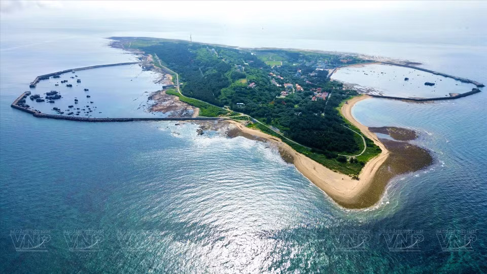 A bird’s-eye view of Bach Long Vi island with two storm shelters in the Northern and Southern parts of the island, which are being urgently completed. (Photo: VNP/VNA)