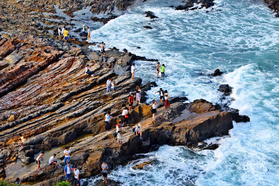 Tourists explore Mong Rong beach on Co To island. (Photo: VNP/VNA)