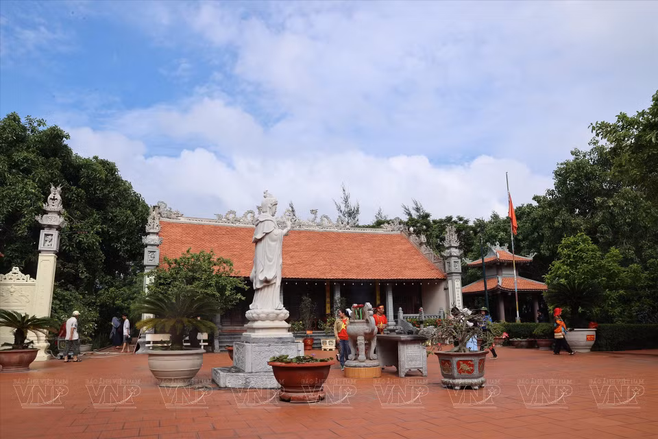 The pagoda on Bach Long Vi Island, overseen by Venerable Thich Quang Tung, serves as a spiritual center for the island's residents and fishermen. It is a place of worship for locals and passers-by, especially those stopping at the harbor to repair boats and restock equipment before setting out to sea. (Photo: VNP/VNA)