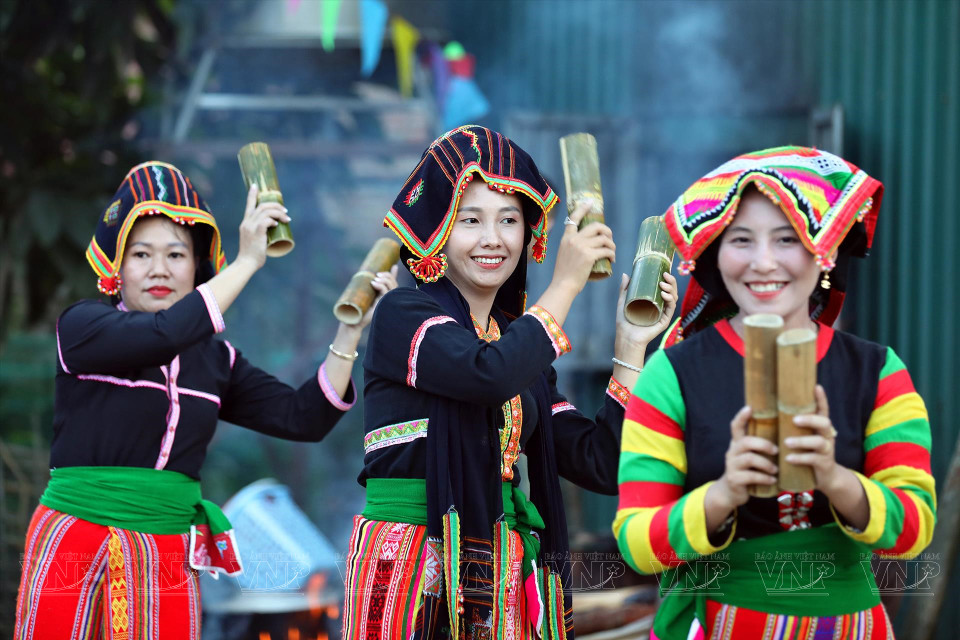 The traditional attire of Cong women with vibrant and captivating colours. (Photo: VNP/VNA)