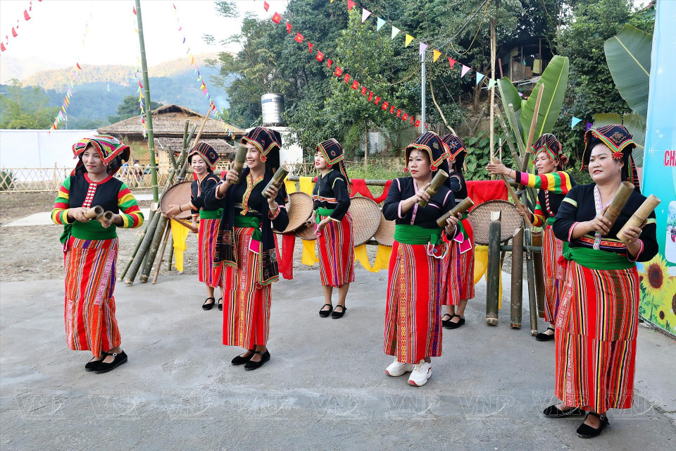 Young Cong people dressed in traditional outfits head to a festival. (Photo: VNP/VNA)