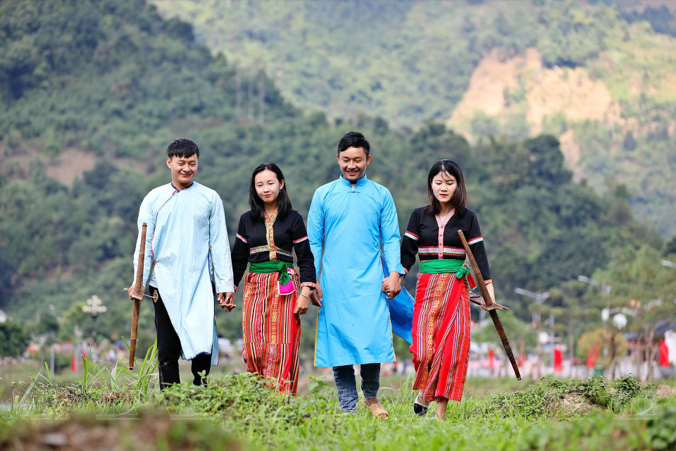 Young Cong people dressed in traditional outfits head to a festival. (Photo: VNP/VNA)