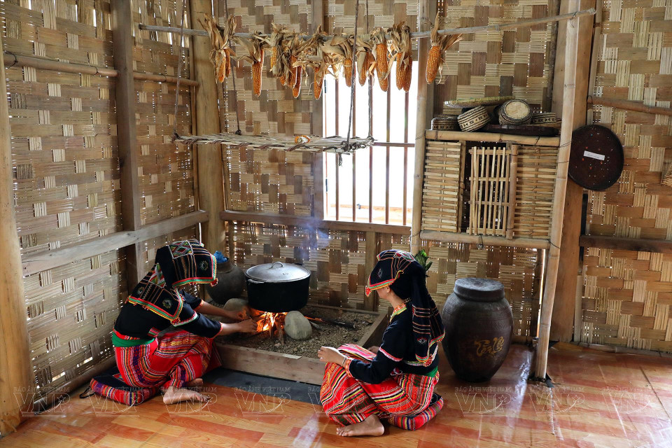 Cong women wear their traditional clothing in daily life. (Photo: VNP/VNA)