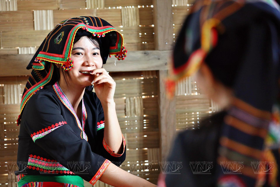 The beauty of young Cong girls in their traditional attire. (Photo: VNP/VNA)