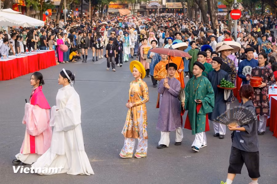 Locals and tourists have the opportunity to admire traditional Vietnamese garments such as ao dai, ao tac, ao giao linh, and ao nhat binh. (Photo: Vietnam+)