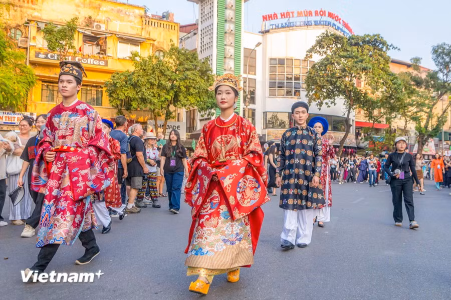 The 4th ‘Bach Hoa Bo Hanh’ Traditional Vietnamese Attire Festival of 2024 is held on downtown streets in Hanoi capital. (Photo: Vietnam+)