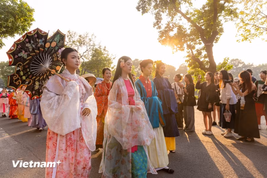 The festival offers audiences the chance to admire traditional Vietnamese attire from various historical periods, which is collected, studied, and showcased by individuals and groups, contributing to bringing Vietnamese traditional costumes closer to both domestic and international audiences. (Photo: Vietnam+)