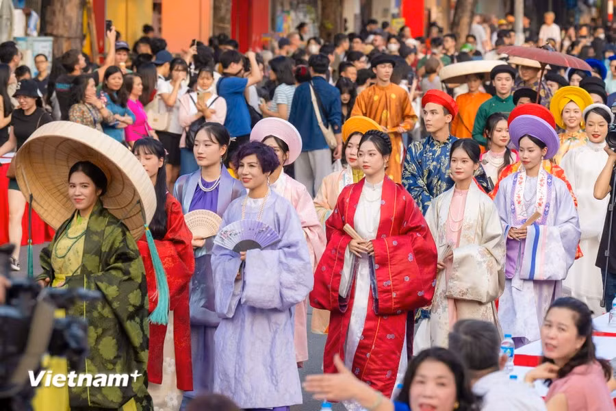 The festival offers spectators a chance to admire traditional Vietnamese attire from various historical periods, which is collected, studied, and showcased by individuals and groups, contributing to bringing Vietnamese traditional costumes closer to both domestic and international audiences. (Photo: Vietnam+)