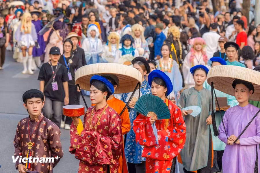 This year's parade, themed "The Flow of Traditional Attire," celebrates the 10th anniversary of the Vietnamese traditional costume movement (2014-2024), and embraces the "Creative Intersection" of the new cultural era. (Photo: Vietnam+)