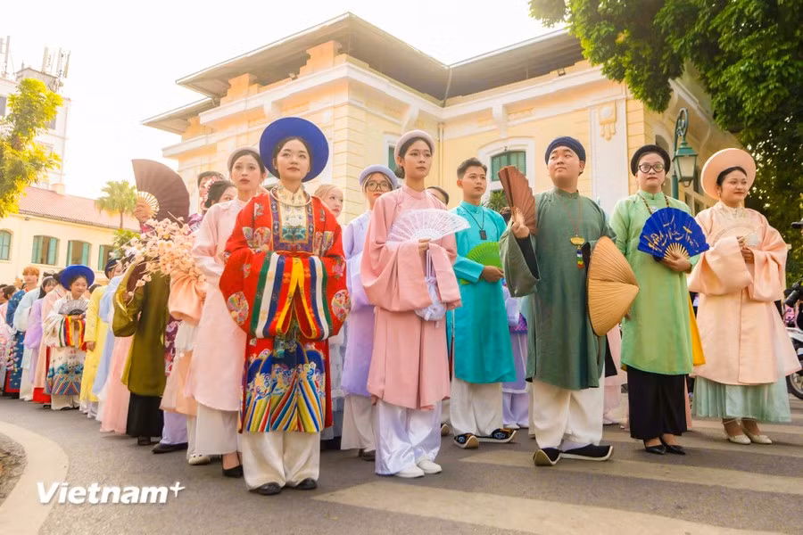 This year's ‘Bach Hoa Bo Hanh’ Traditional Vietnamese Attire Festival gathers the largest number of participants for similar events in Vietnam, with nearly 500 people. (Photo: Vietnam+)