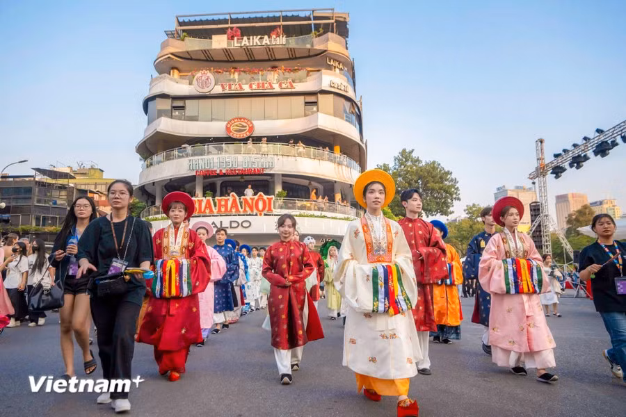 The 4th ‘Bach Hoa Bo Hanh’ Traditional Vietnamese Attire Festival of 2024 is held on downtown streets of Hanoi capital. (Photo: Vietnam+)
