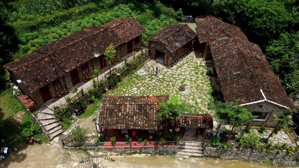 The houses roofed with yin-yang tiles create a distinctive feature of the ancient stone village Khuoi Ky in Trung Khanh district. (Photo: VNA)