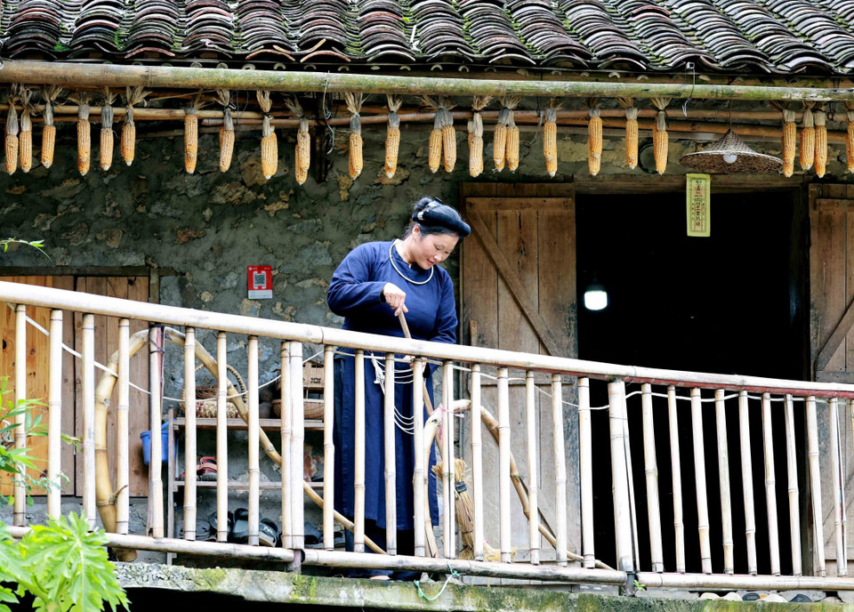Mac Thi Khon is preparing to welcome guests at her family's traditional house, which has been renovated into a homestay, in Khuoi Ky stone village, Trung Khanh district. (Photo: VNA)